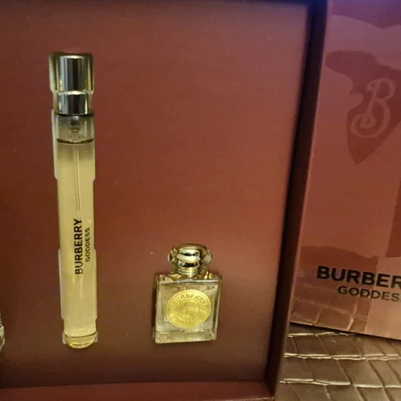 Burberry Goddess Fragrance Set with Gold Accents 3 piece set New in Box - Picture 4 of 9